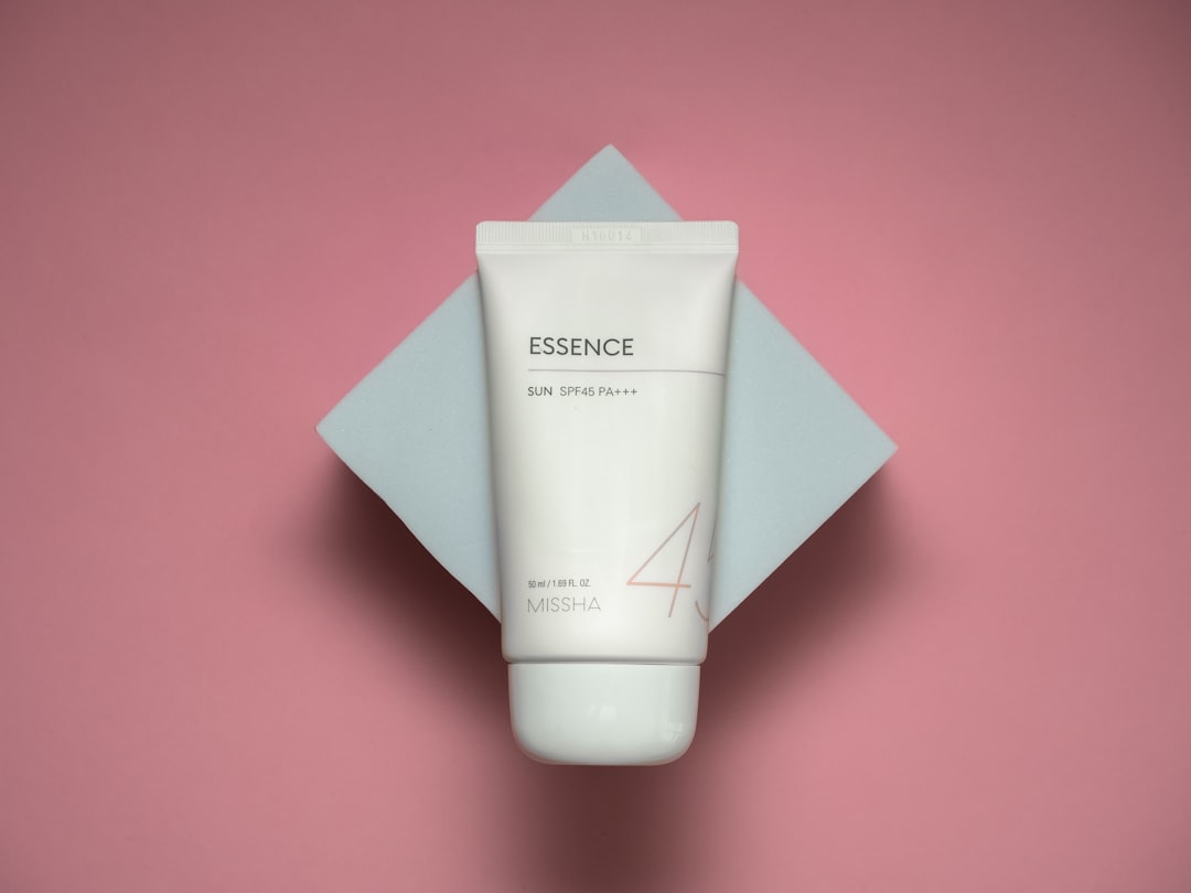 Minimalist flat lay illustrating a skin barrier care routine with cleanser, hydrating serum, ceramide cream, and mineral sunscreen