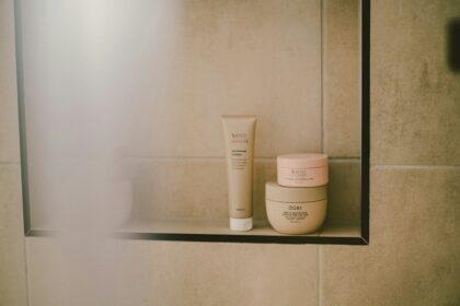 Cover illustration of a skin barrier routine with gentle cleansing, balanced moisturizers, and sunscreen